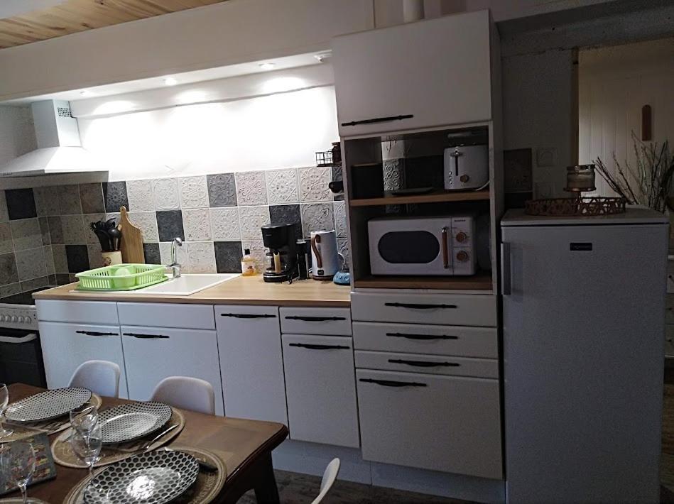 Appartement Cozy Dans Maison Privee Tauves Zewnętrze zdjęcie