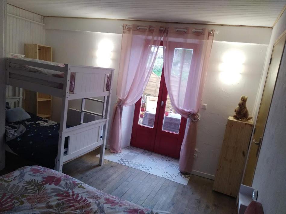 Appartement Cozy Dans Maison Privee Tauves Zewnętrze zdjęcie