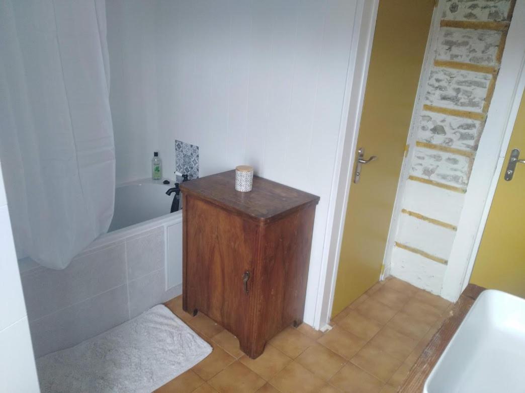 Appartement Cozy Dans Maison Privee Tauves Zewnętrze zdjęcie